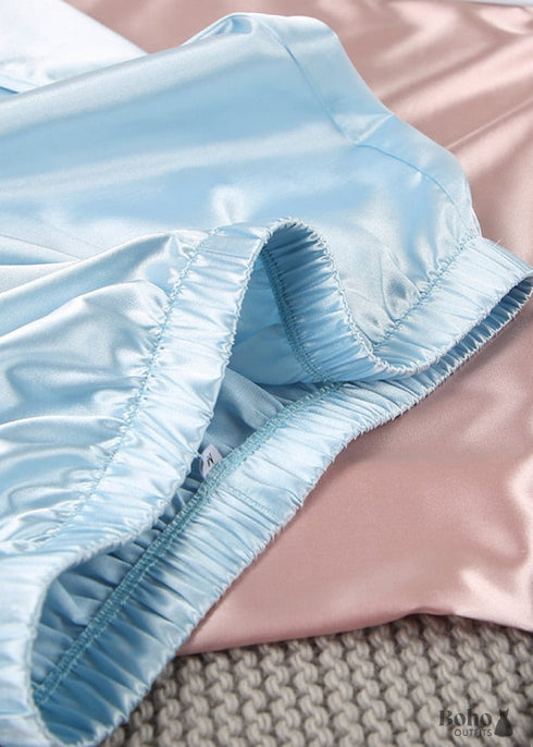 Pijama bohemio Corinne de satén en azul, plata, rosa y champán.
